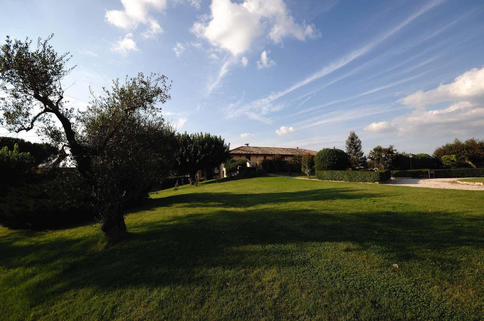 La Penisola Hotel Baschi Exterior photo
